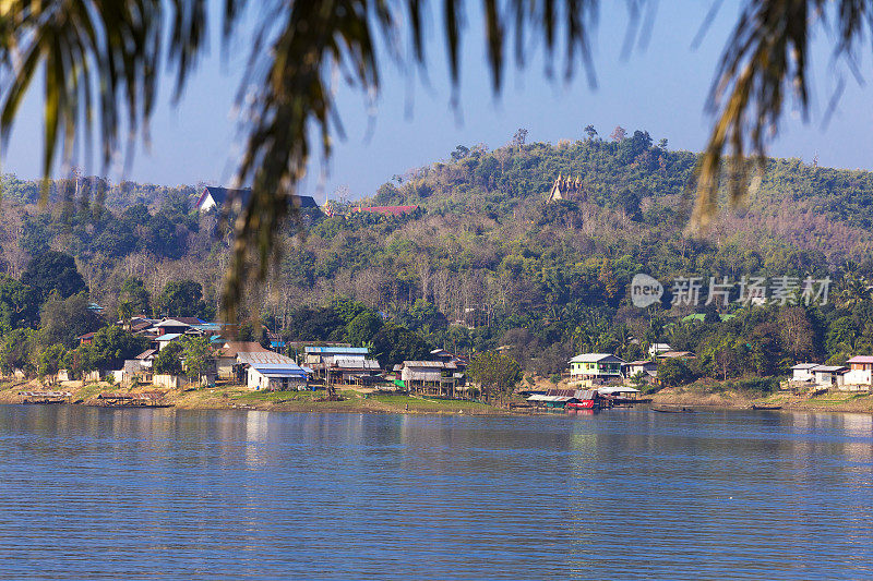 蒙村在Sangkhla Buri的湖泊和河流